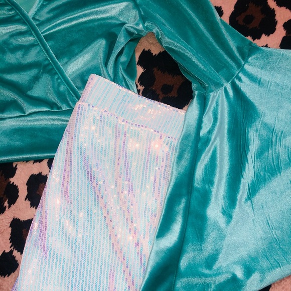 Turquoise bell sleeve crop top - Picture 10 of 10